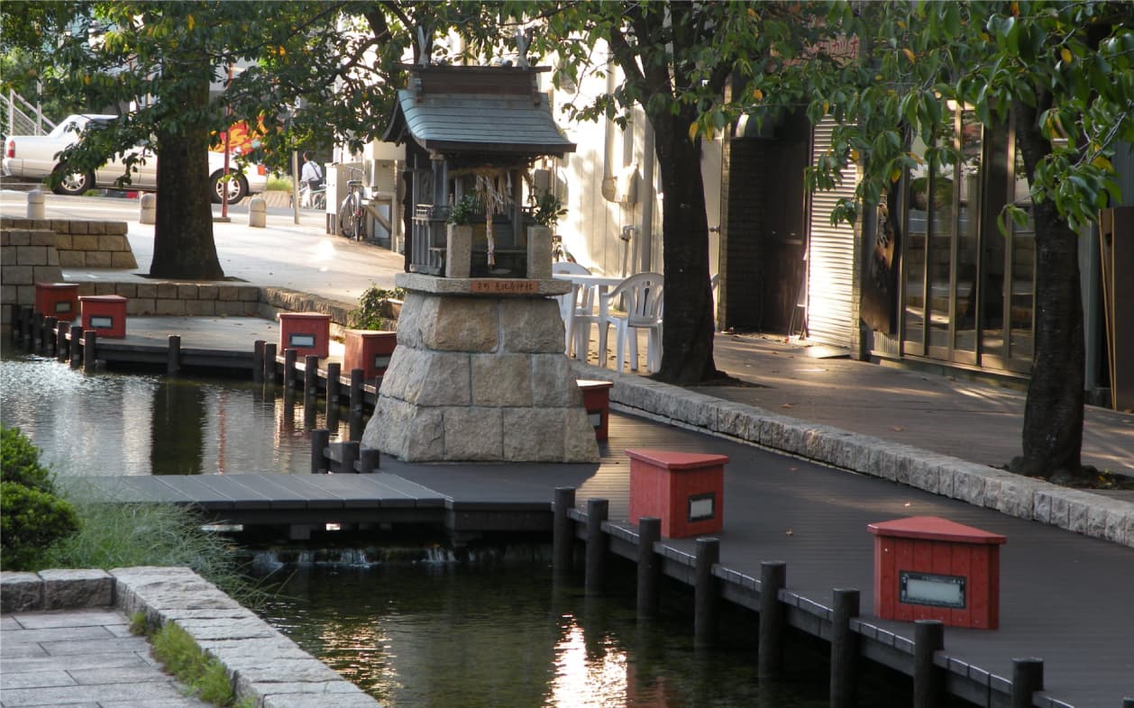 街路に溶け込んだ小川の風景