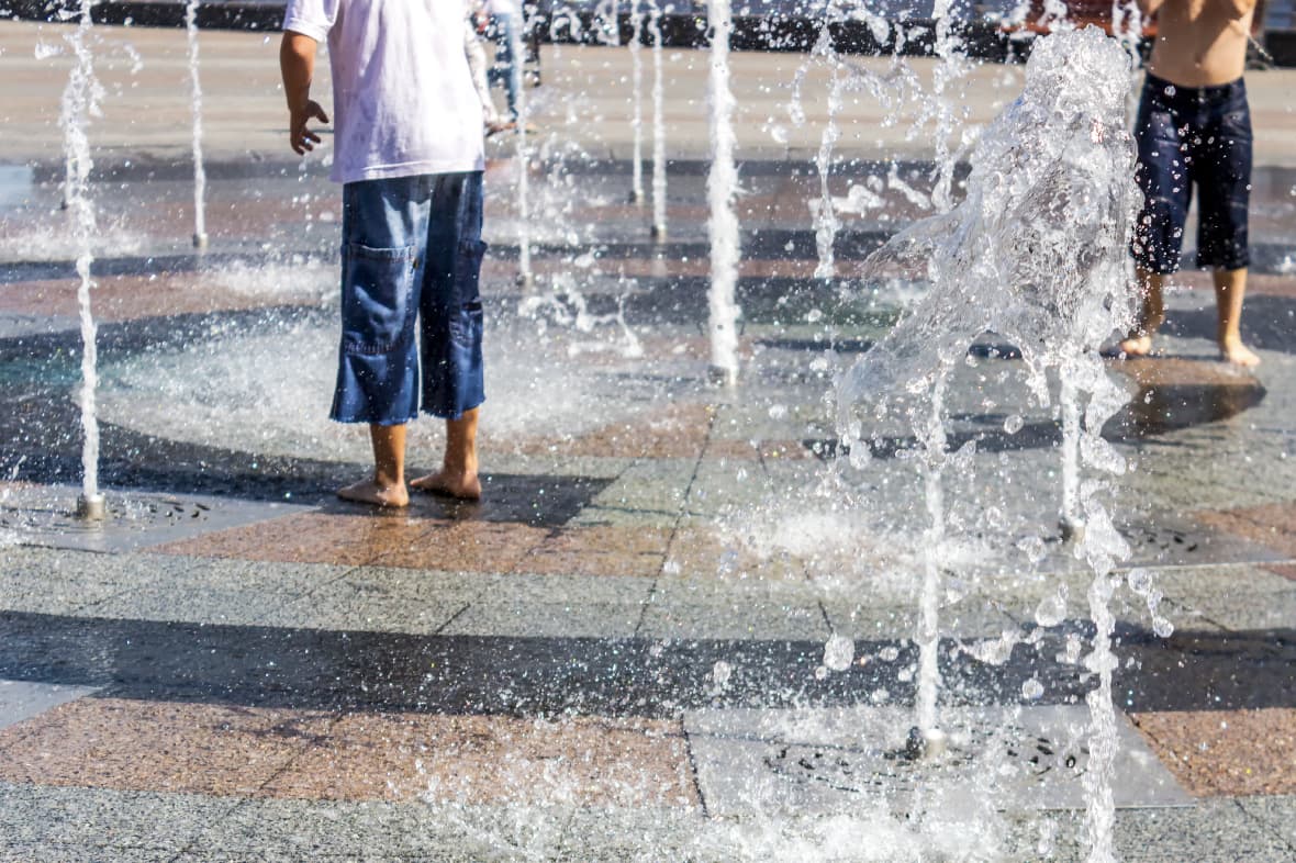 子供が遊ぶ水辺の風景